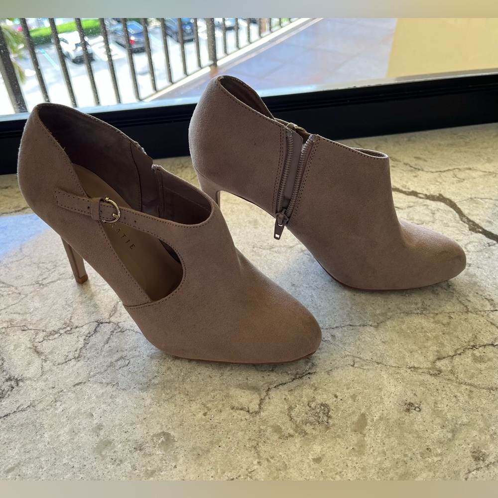 Kelly & Katie Chayse taupe bootie. Never worn. Size 7.5 excellent shape!